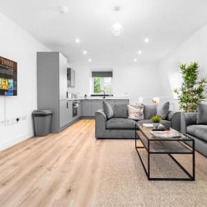 Cozy Two Bed Apartment - Balcony - Parking - 5MAR