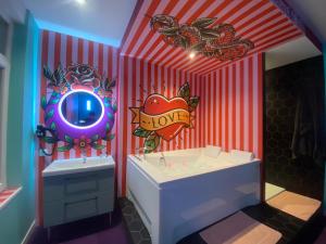 Capsule Tattoo Love - Balnéo - Playstation 5 - écran géant