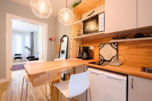 City-Center Urban Flat with Private Balcony