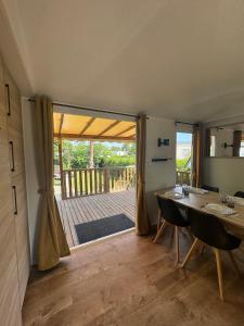 Grand Bungalow 313, 6 personnes, Camping Siblu le Lac des Rêves