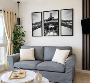 Eiffel Tower view studio with lift & balcony