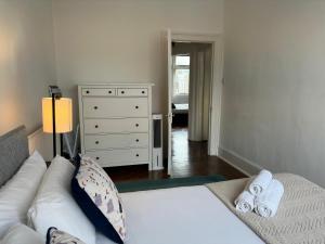 Stylish 2-Bedroom Apartment in Maida Vale near Little Venice & Paddington by NourNest Apartments