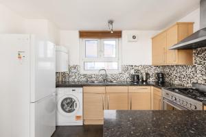 New! Top-Floor 1BR Flat close to Upton Park