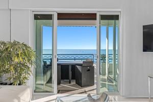 REF 1181 - Cannes Croisette - Sea view apartment for rent