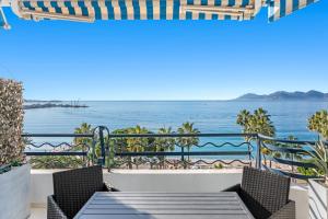 REF 1181 - Cannes Croisette - Sea view apartment for rent