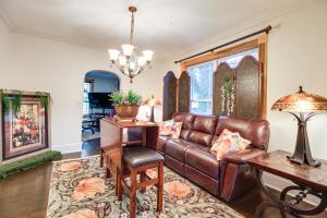 Walk to UT Southern and Dtwn Pulaski Historic Home