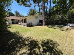 Spacious vacation home, 4BR with large garden,classic chalet style, San Rafael,Punta del Este