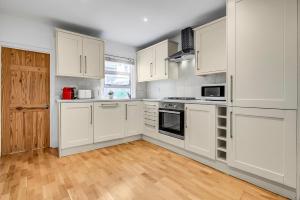 Stylish London Flat with Outdoor Area & Fast Wi-Fi