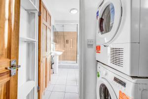 Stylish London Flat with Outdoor Area & Fast Wi-Fi