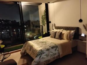 Estudio moderno con balcón y parqueadero privado