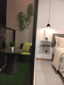 Estudio moderno con balcón y parqueadero privado