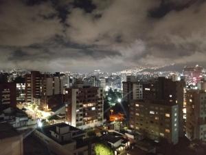 Estudio moderno con balcón y parqueadero privado