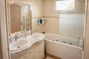 Chambre tout confort Saphir 1 à 3 P dans belle maison