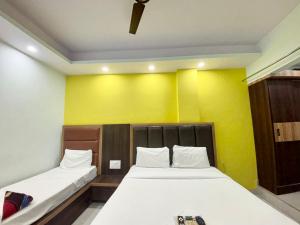 Hotel Royal LV Premium Near Varanasi Junction Railway Station And Shree Vishwanath Temple - Free Wifi - Parking and Room Service - Fully Air Conditioning Rooms- Best Family Stay Hotel In Varanasi