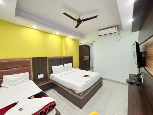 Hotel Royal LV Premium Near Varanasi Junction Railway Station And Shree Vishwanath Temple - Free Wifi - Parking and Room Service - Fully Air Conditioning Rooms- Best Family Stay Hotel In Varanasi