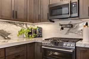 Vesper Court II by Rove PH w Hot Tub & Rooftop