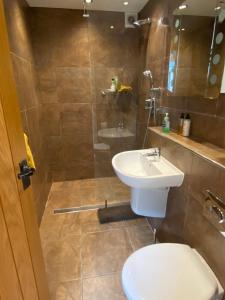 Garden annexe in Hathersage centre with parking