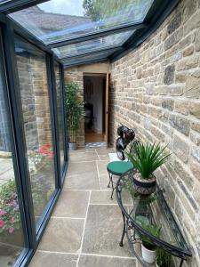 Garden annexe in Hathersage centre with parking