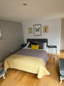 Garden annexe in Hathersage centre with parking