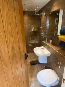 Garden annexe in Hathersage centre with parking