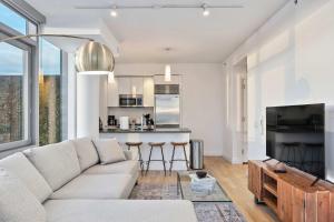 ForteXXV by Rove Apt w Private Terrace