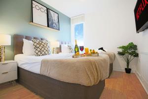 Luxury 1 Bedroom Apartment with Balcony - Central MK - Free Parking, Fast WiFi and Smart TV by Yoko Property