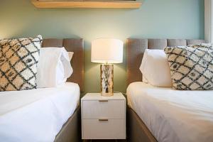 Luxury 1 Bedroom Apartment with Balcony - Central MK - Free Parking, Fast WiFi and Smart TV by Yoko Property