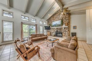 Ruidoso Home with Private Wet Bar and Pool Table