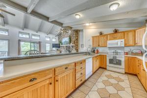 Ruidoso Home with Private Wet Bar and Pool Table