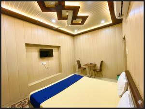 Hotel Premium Dev Vill Inn Near Baba Vishwanath Temple - Fully Air Conditioning Room - Free Wi-Fi # Room Service - BEST PURMIUM HOTEL IN VARANASI