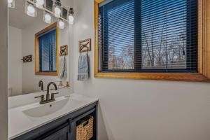 Skyefall wifi, fireplace, hot tub, fire pit, deck