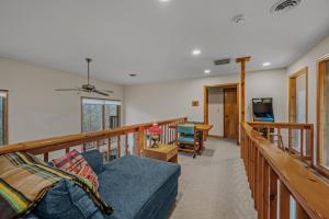 Skyefall wifi, fireplace, hot tub, fire pit, deck