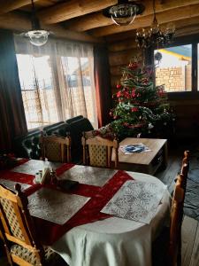 Zrub Kriváň Drevená chata s výhľadom na Tatry