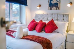 Stylish Home, Sleeps 7, Pool Table, Free Parking, Free Wi-Fi, Full Kitchen, Perfect for Groups