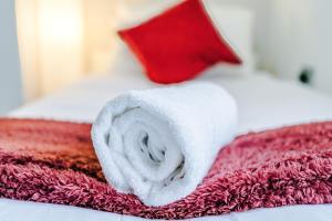 Stylish Home, Sleeps 7, Pool Table, Free Parking, Free Wi-Fi, Full Kitchen, Perfect for Groups