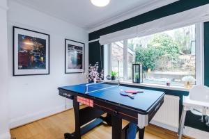 Stylish Home, Sleeps 7, Pool Table, Free Parking, Free Wi-Fi, Full Kitchen, Perfect for Groups