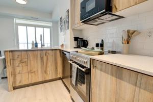 Modern High-Rise Condo w City Views & Balcony