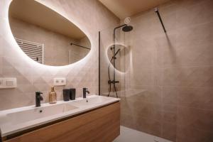 Luxury City Apartment I Walk to beach