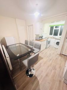 Comfortable Room Near Brookes University and Oxford Hospitals, D