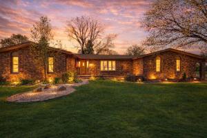 Near Shopping & Dining- The South Bend Bungalow
