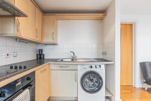 2Bed Apt in City Centre With Free parking Sleeps 9