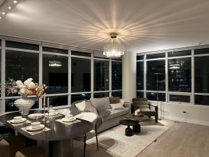 40th Fl Designer Lakeview 2BR PATH & Access