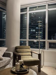 40th Fl Designer Lakeview 2BR PATH & Access