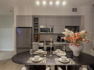 40th Fl Designer Lakeview 2BR PATH & Access