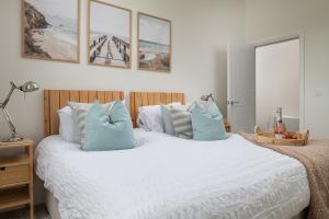 Charming 2 Bedroom Apartment in a Converted Chapel - Free Parking, Smart TV, Fast WiFi and Self-Check-In by Yoko Property