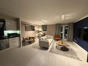 Stylish 1-Bed Riverside Views Near DLR Canary Wharf