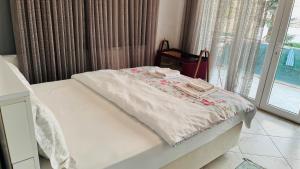 WHİTE ROSE VİLLA Jakuzili ve Isıtma Havuzlu