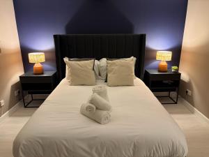 Stylish 1-Bed Riverside Views Near DLR Canary Wharf