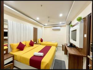 Hotel Premium SHRI R KRISHNA Near Varanasi Railway Station and Kashi Vishwanath Temple# Room Service & Free Wi-fi Facilities # Spacious and Fully Air Conditioned Rooms - Top Rated Hotel