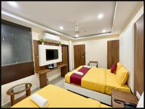 Hotel Premium SHRI R KRISHNA Near Varanasi Railway Station and Kashi Vishwanath Temple# Room Service & Free Wi-fi Facilities # Spacious and Fully Air Conditioned Rooms - Top Rated Hotel
